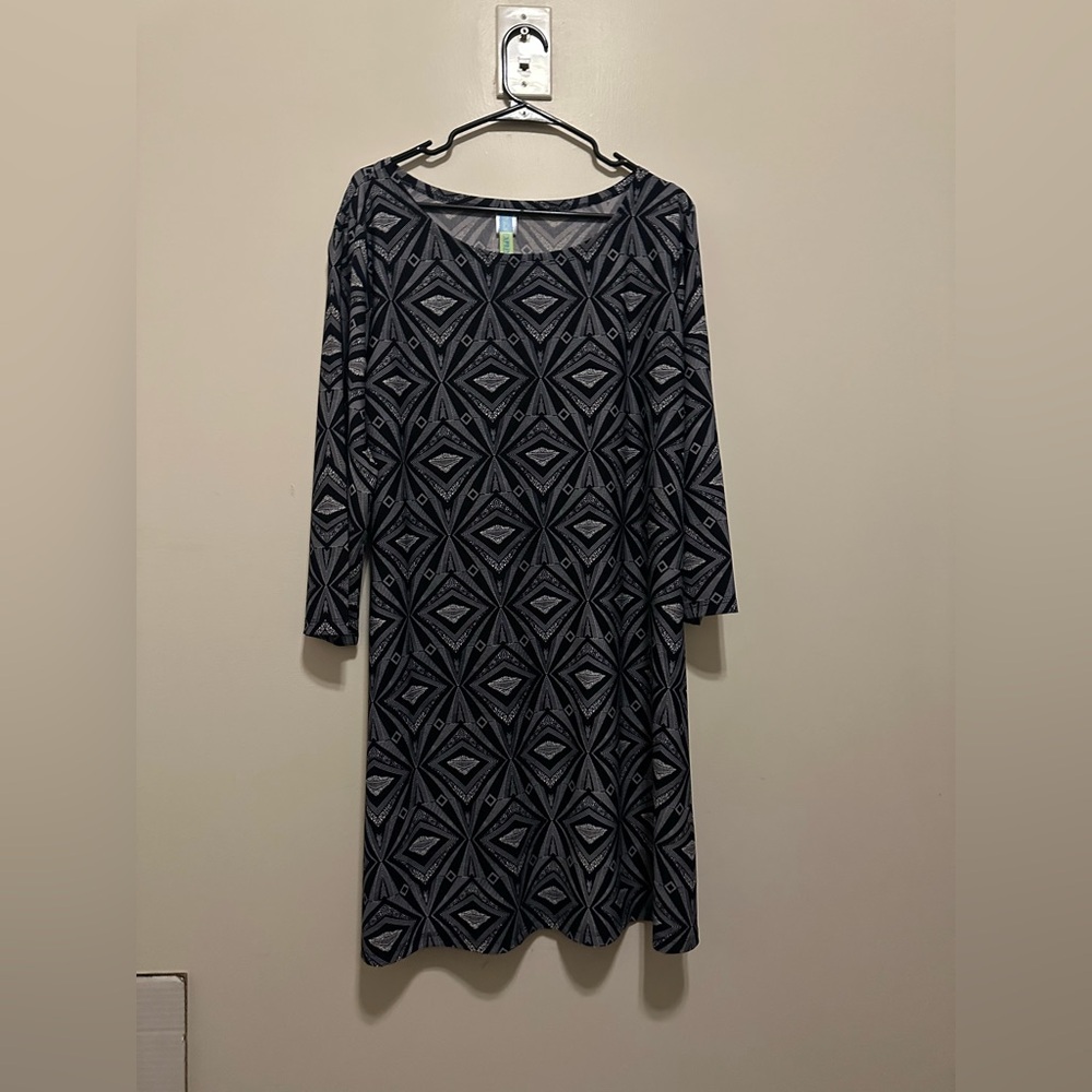 Midi touch express loose dress with geometrical designs on it.